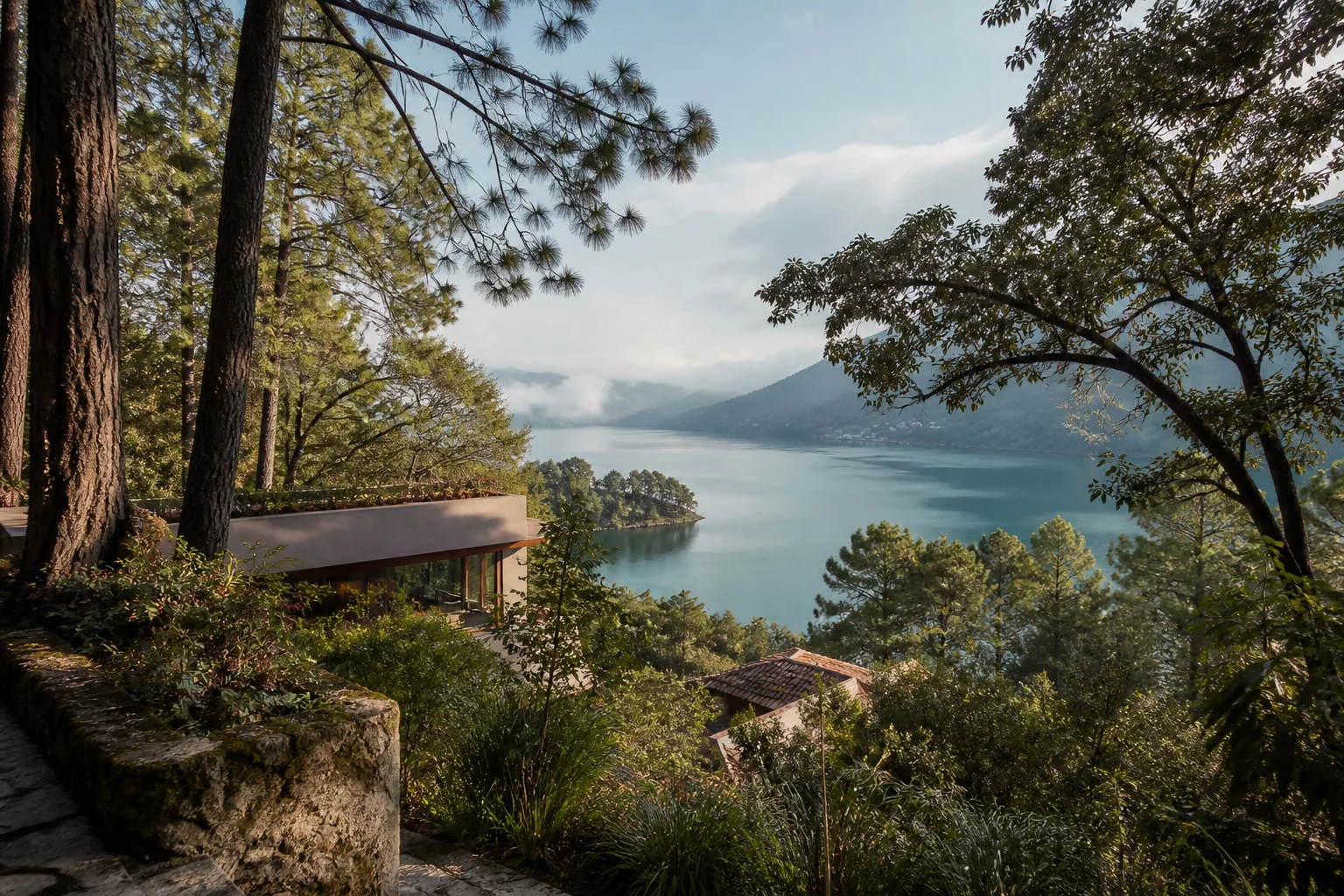 Lago y bosque de Valle de Bravo entre neblina